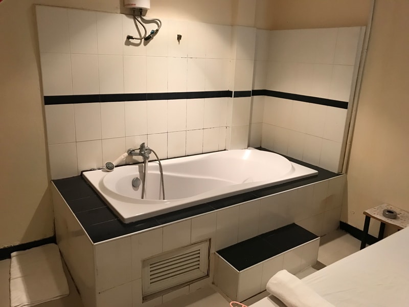 Bathtub room at 101 Premier